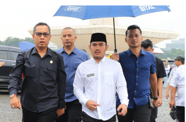 Diguyur Hujan, Bupati dan Wakil Bupati Bekasi Terpilih Semangat Jalani Gladi Pelantikan