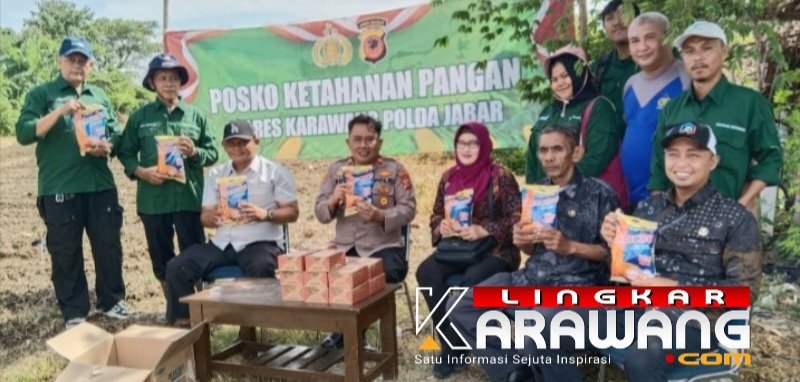 Polsek Banyusari – Karawang Tanam Bibit Jagung Hibrida, Wujud Dukung Program Ketahanan Pangan