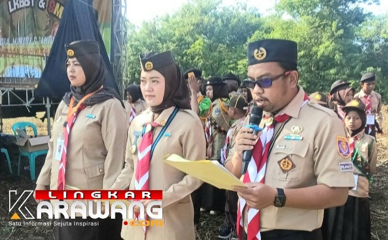 Nana Supriatna Guru SMKN Banyusari Bacakan SK Penganugerahan TPOD dan Pengukuhan Pramuka Garuda di Pesta Siaga Kwarran Banyusari 2025
