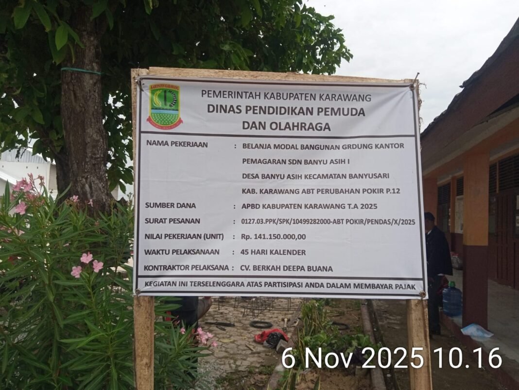 Papan Proyek Tak Cantumkan Tanggal, Pekerjaan Pemagaran SDN Banyuasih I Banyusari oleh CV. Berkah Deepa Buana Dipertanyakan, Pekerja Sebut Mandor Udin
