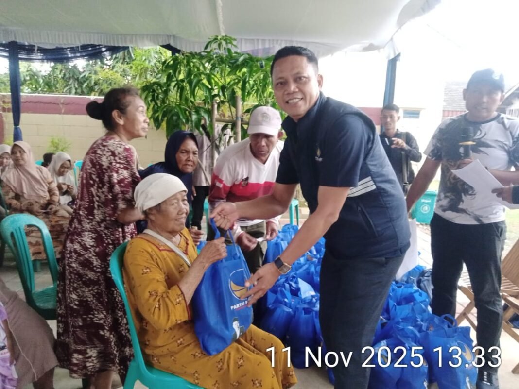 Rayakan HUT ke 14 Tahun Partai Nasdem, H.Bukhori Bagikan Sembako Kepada Warga Desa Rawagempol Kulon Cilamaya Wetan Karawang