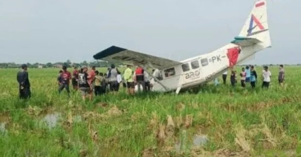 Warga Sampora Dikejutkan Jatuhnya Pesawat Capung di Sawah Kertawaluya Karawang
