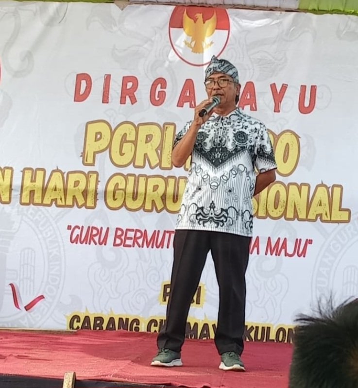 Ratusan Guru di Cilamaya Kulon Karawang Rayakan HUT PGRI ke-80 dan HGN 2025 di Pantai Tanjung Baru, Suasana Penuh Ceria dan Kebersamaan