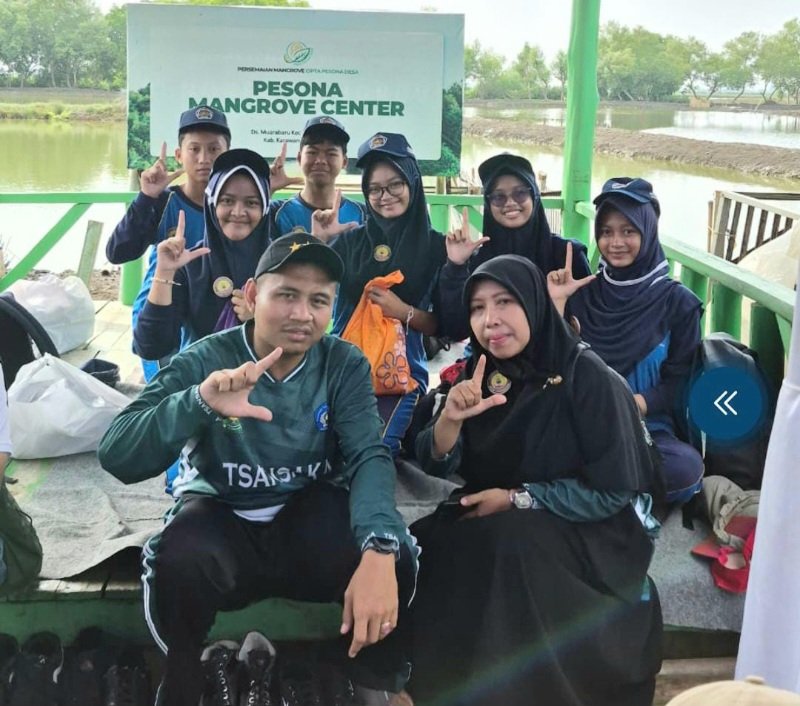 HMPI 2025: MTsN 1 Karawang Bersama DLH dan PLN UID Jabar Gelar Penanaman Mangrove di Muara Baru Cilamaya Wetan