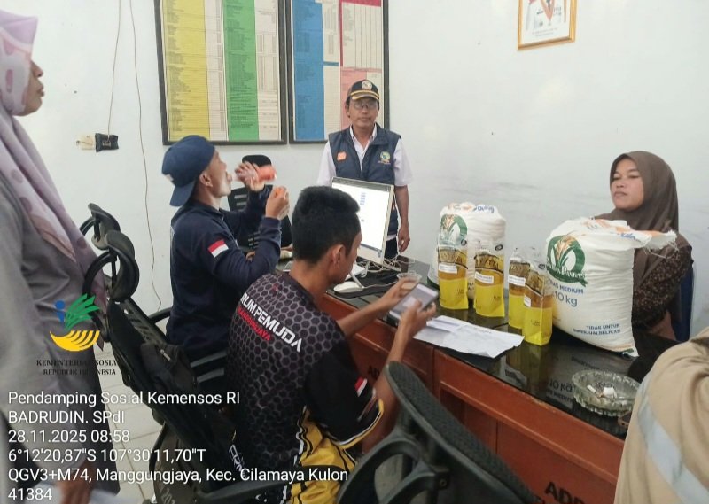 415 KPM Desa Manggungjaya Cilamayw Kulon Terima Bantuan Beras dan Minyak, Pemerintah Desa Pastikan Tepat Sasaran