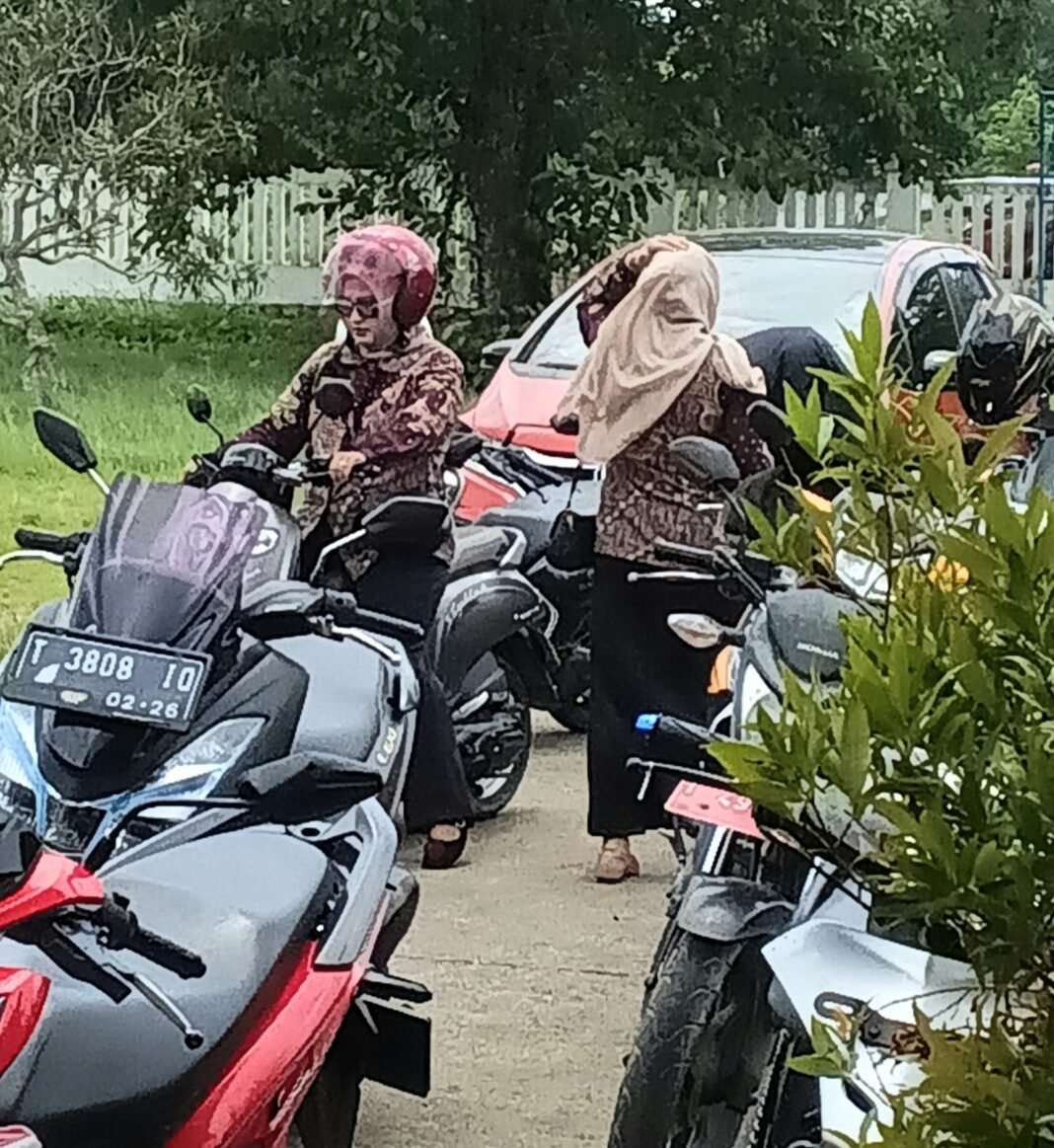 Saat Kepala Puskesmas Masih Duduk di Depan, Diduga Dua Petugas Puskesmas Gempol Justru Tinggalkan Rapat