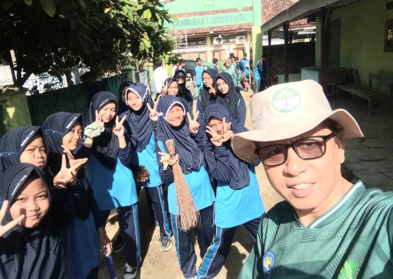 Ratusan Siswa MTsN 1 Karawang Peringati HAB Kemenag RI ke-80 dengan Aksi Bersih-Bersih Musolah Baitul Salam Cilamaya