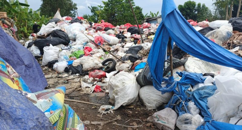 Sampah Menggunung di Wanajaya Telukjambe Barat Karawang Babinkamtibmas Mengaku Belum Tahu: Publik Pertanyakan Pengawasan