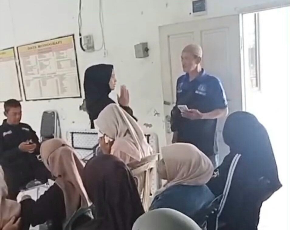 Audiensi Limbah Kandang Ayam Ricuh, Kades Ciasem Baru Subang Usir Wartawan