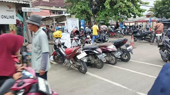 Sudah Lama Dikeluhkan, Parkir Bahu Jalan Depan Mapolres Kapan Ditertibkan