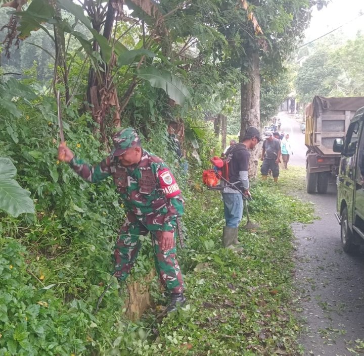 Perangkat Desa Nangerang Gelar Ngosrek di Jalan Raya Wanayasa–Bojong, Wujudkan Lingkungan Bersih dan Nyaman