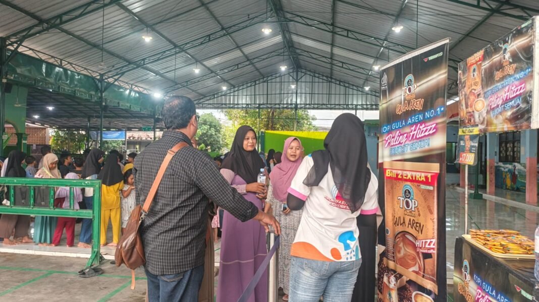 IWOI Peduli Bersama Wings Group Karawang Berbagi Kebahagiaan dengan Warga