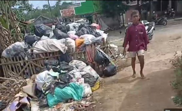 Warga Keluhkan Bau Menyengat TPS, Pengelolaan Sampah di Plered Disorot
