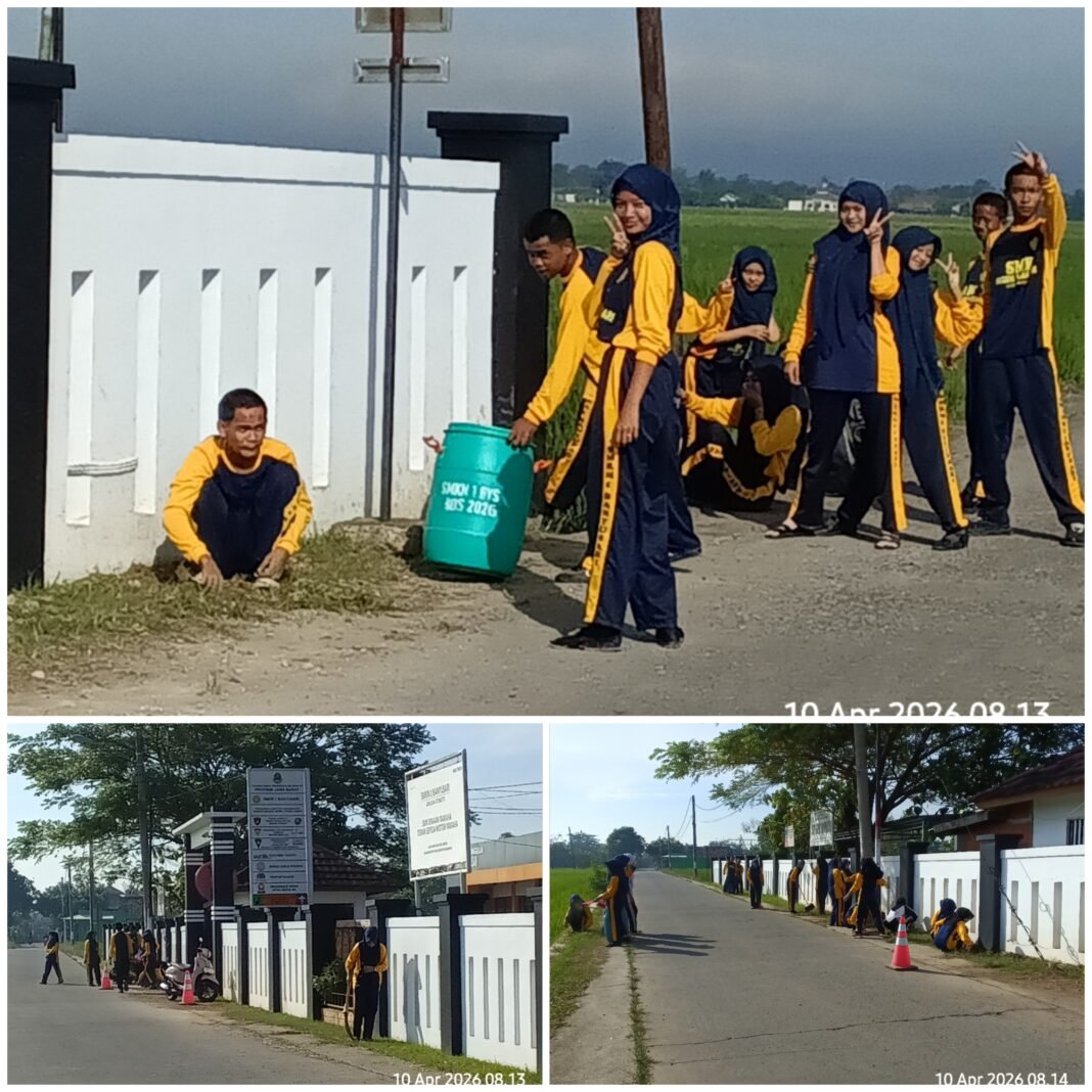 Siswa SMKN Banyusari Laksanakan Kegiatan Jumat Bersih di Lingkungan Sekolah