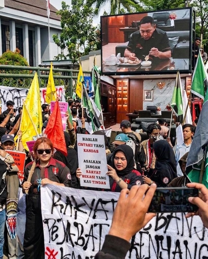 Adu Jotos Mahasiswa dan Satpol PP Warnai Demo. Plt.Bupati Bekasi Makan Bersama Ormas