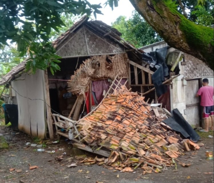 Rumah Nyaris Roboh, Nenek Danisem Warga Rawagempol Kulon Cilamaya Wetan Hidup di Ambang Bahaya