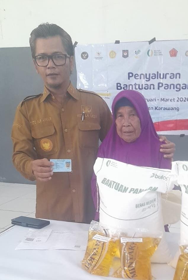 Bantu Warga Kurang Mampu, Pemdes Tegalurung Cilamaya Kulon Salurkan Beras dan Minyak Goreng