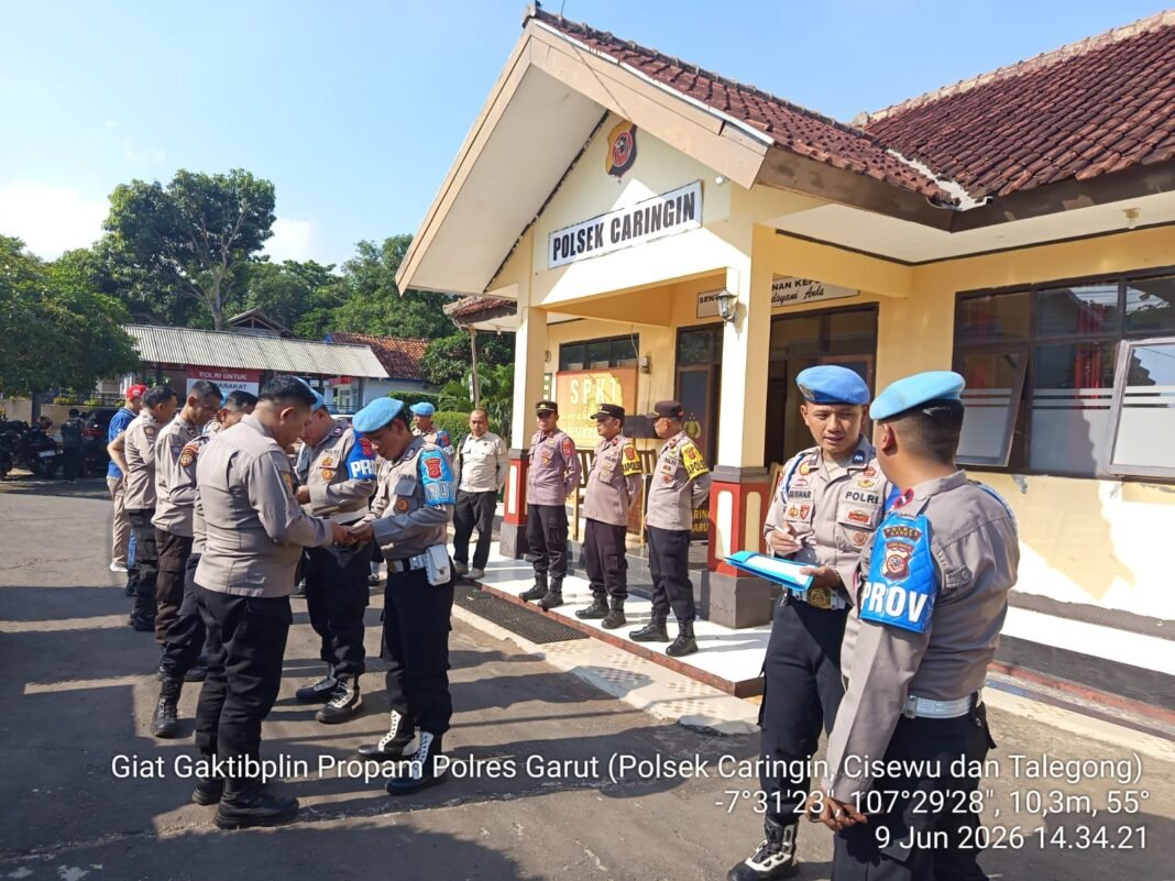 Gaktibplin Propam Polres Garut Sambangi Polsek Caringin. Kapolsek: Kedisiplinan Personel Sebagai Tanggung Jawab Moral