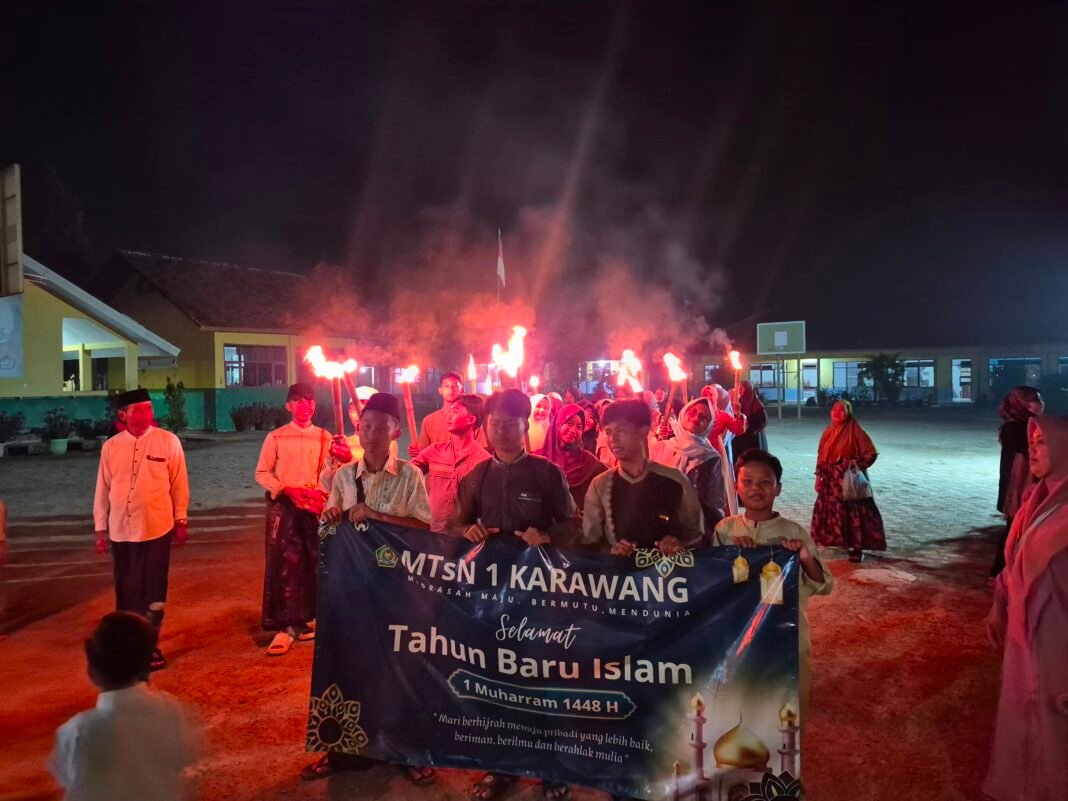 MTsN 1 Karawang Semarakkan Tahun Baru Islam 1448 H dengan Pawai Obor
