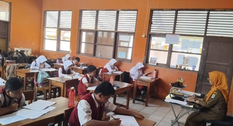 Pelaksanaan Asesmen Sumatif Hari Pertama di SDN Telukjambe II Berlangsung Tertib dan Kondusif