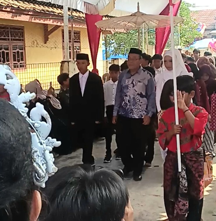 Pelepasan Siswa Kelas VI SDN Kiara 2 Dikemas Khidmat dengan Upacara Adat Sunda Ki Lengser