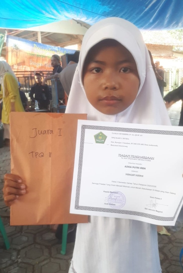Membanggakan, Azkia Putri Iren Raih Juara Satu Siswa Terbaik di TPQ Darul Ibtida Mekarasih