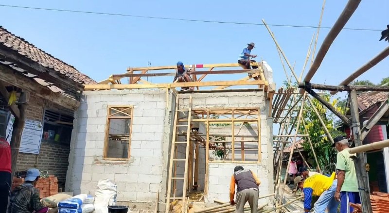 Pemdes Gempol Kolot Banyusari Apresiasi Kepedulian H. Erik, Program Rutilahu Bantu Warga Miliki Rumah Layak Huni