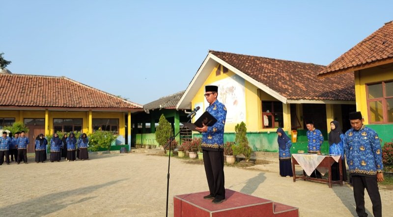 Upacara Hari Anak Nasional di MTsN 1 Karawang, Wujudkan Generasi Berkarakter dan Berprestasi