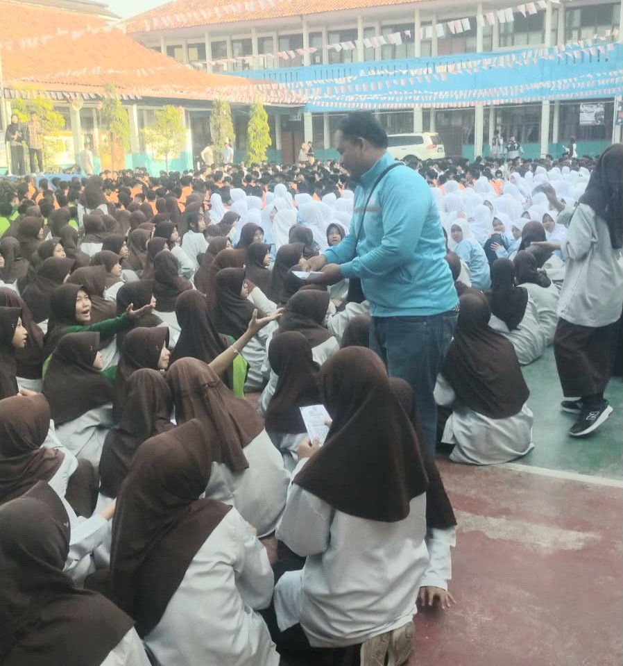 GOKAR Peduli Sekolah Sambangi SMPN 1 Karawang Timur, Edukasi Transportasi Digital dan Keselamatan Pelajar