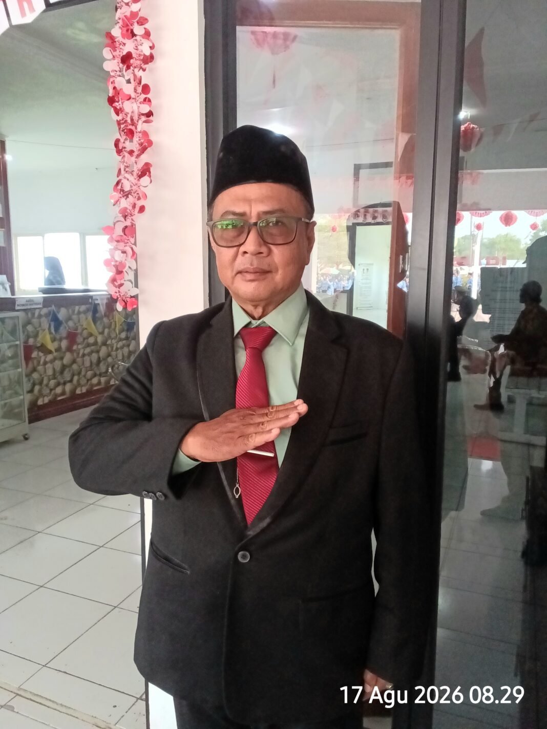 Kasipem H. Ena Mulyana Bangga dan Terhormat Jadi Ajudan Inspektur Upacara HUT RI ke-81 di Kecamatan Banyusari