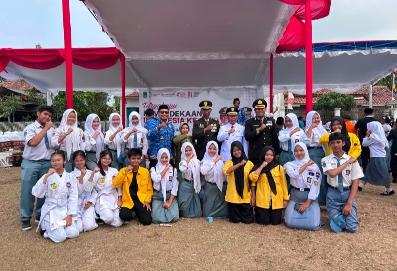 Semarak HUT RI ke-81, SMAN 1 Cilamaya Kompak Hadiri Upacara Pengibaran Bendera