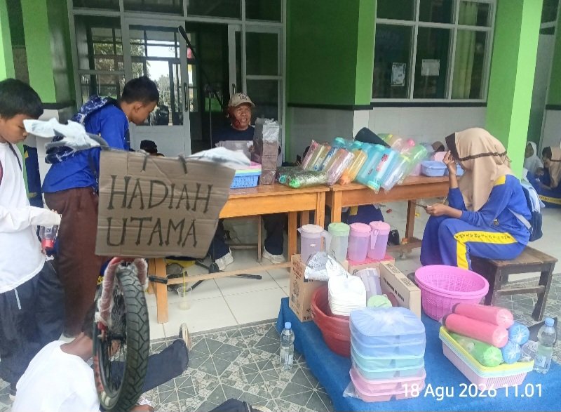 Semarak HUT RI ke-81, SMPN 2 Cilamaya Wetan Bagi-bagi Doorprize Hadiah Utama Sepeda