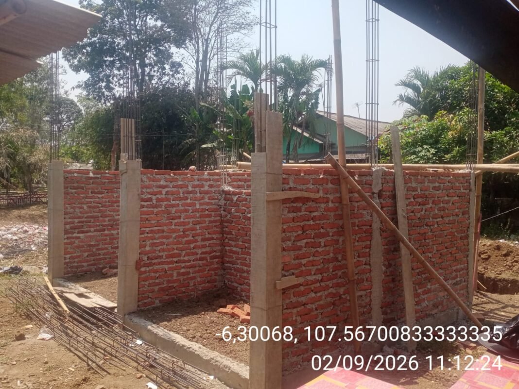 Tanpa Papan Informasi, Proyek MCK SDN Jayamukti 1 Banyusari Mendadak Terhenti