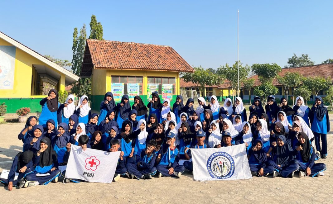 Dua Hari Penuh Semangat, Puluhan Siswa MTsN 1 Karawang Resmi Dilantik Jadi Anggota PMR