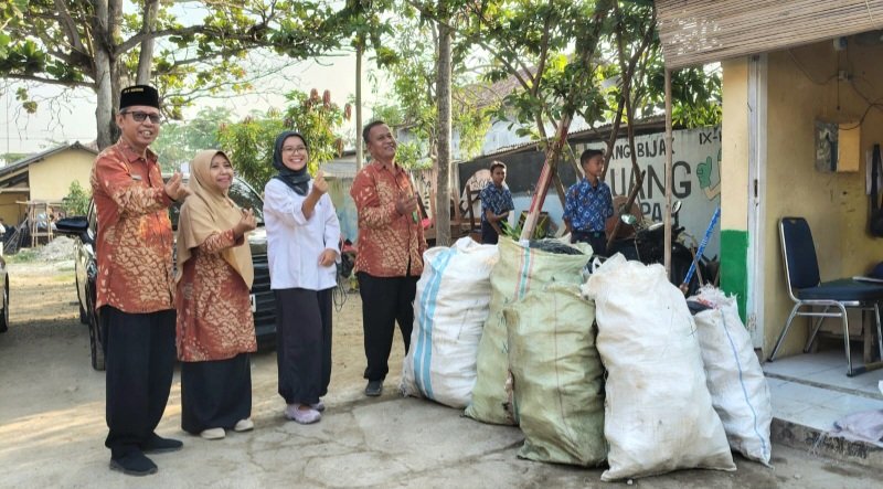 Bangun Karakter Peduli Lingkungan, MTsN 1 Karawang Istiqamah Jalankan Program Sedekah Sampah